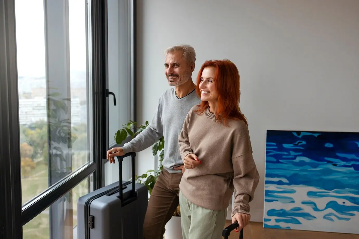 Airbnb-Gastgeber begrüßt Gäste.